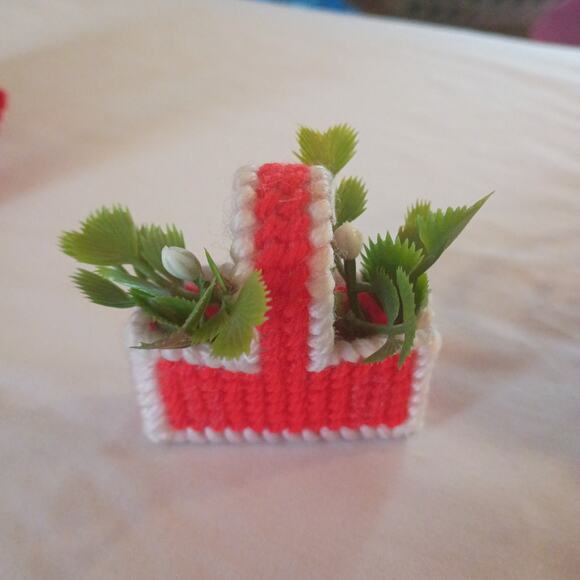 Lot of 5 Vintage small Handmade Plastic Canvas Baskets Christmas Tree Ornaments - Picture 8 of 15